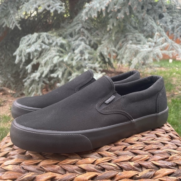 NEW Lugz Men’s Slip Resistant Clipper Slip-On. Black on Black Canvas Sneaker - Picture 2 of 8